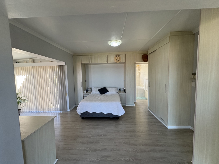 4 Bedroom Property for Sale in Pearl Bay Western Cape
